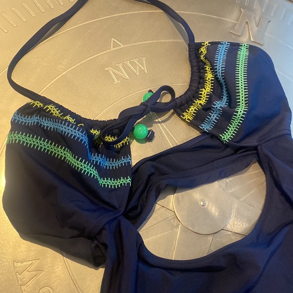 Aerie: 1 piece with cut out - Picture 2 of 7